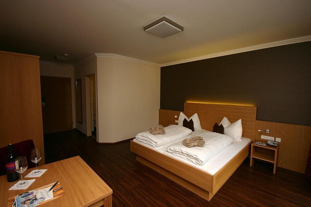 Hotel Herzblut - Joker Card Included In Summer