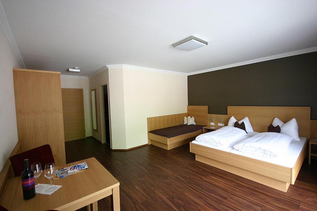 Herzblut - Joker Card Included In Summer Hotel